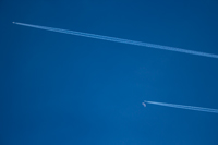 два самолета в небе с луной